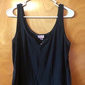 Black v neck tank